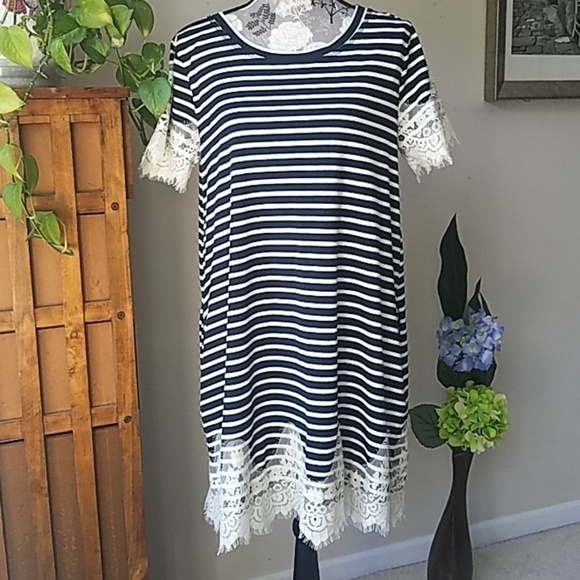 Striped Umgee dress w/ lace accents Sz. S - Picture 3 of 8